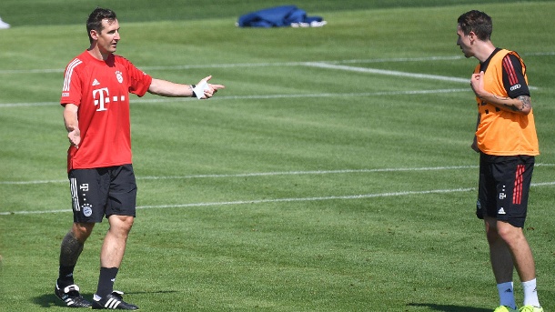 Miroslav Klose (li.) gibt Bayerns Adrian Fein (re.) Anweisungen während des Trainings. (Quelle: imago images/Sven Simon)