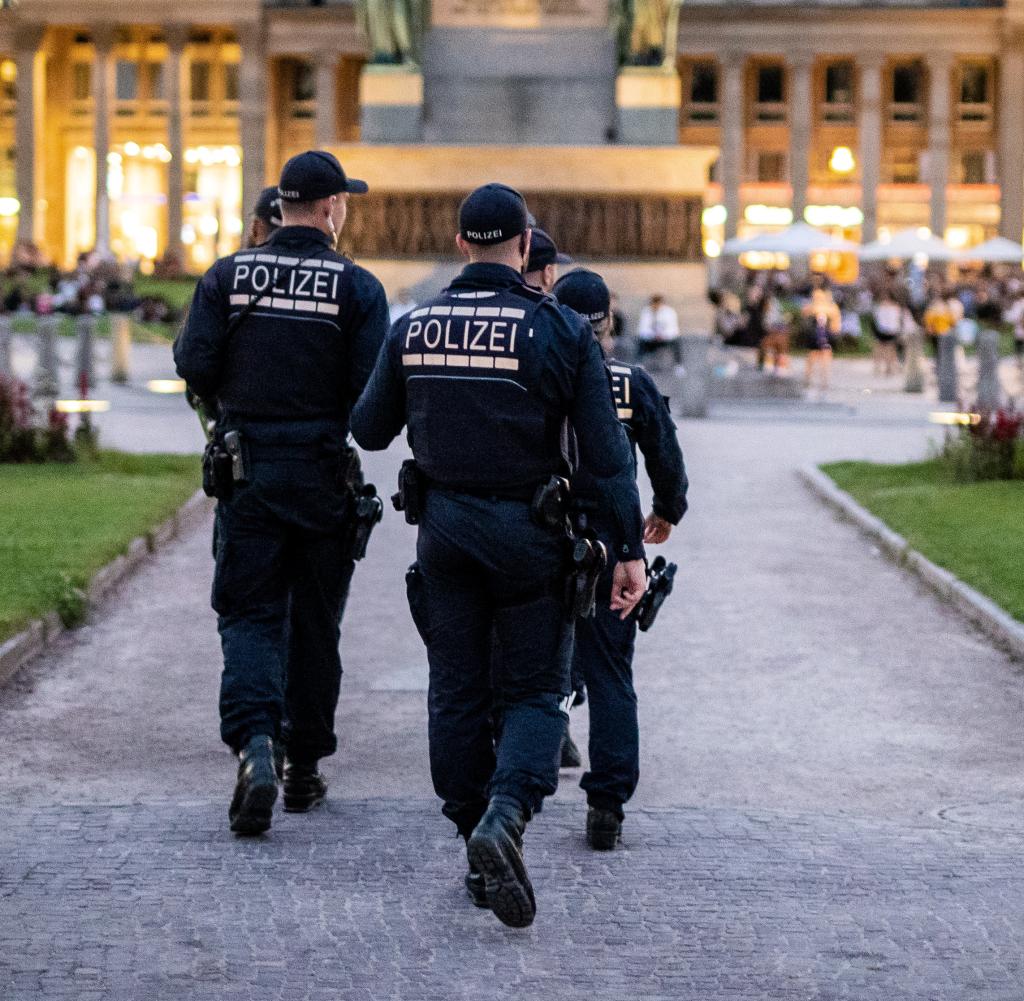 La police patrouille la place du Palais à Stuttgart