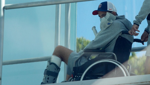 Sitzender PSG-Coach: Thomas Tuchel bewegt sich wegen einer Fußverletzung im Teamhotel auch per Rollstuhl fort. (Quelle: dpa/ Armando Franca/AP)