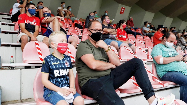 Zuschauer mit Gesichtsmaske: Sachsen-Anhalt will Sport- und Großveranstaltungen unter bestimmten Voraussetzungen bald für 2.500 Menschen erlauben. (Quelle: imago images/Laci Perenyi)