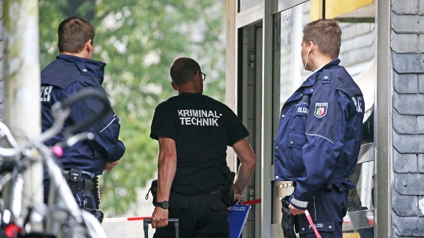 Ein Kriminaltechniker geht in ein Wohngebäude: Zahlreiche Einsatzkräfte sind in dem Wohnhaus in Solingen, in dem fünf tote Kinder entdeckt worden sind. (Quelle: dpa/Berg)