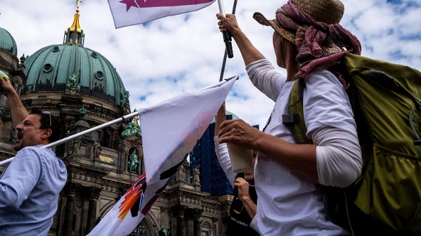 Proteste in Berlin: Auf den Demonstrationen gegen die Corona-Maßnahmen verzichten viele Teilnehmer auf das Tragen eines Mund-Nasen-Schutzes. (Archivbild) (Quelle: imago images/Martin Bertrand)