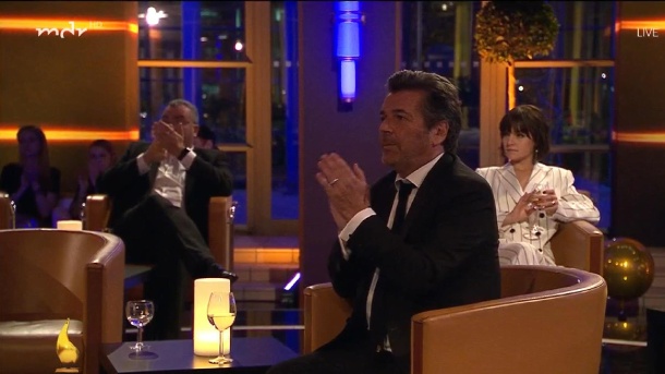 Während des Auftritts von Helene Fischer: Thomas Anders sitzt ohne Florian Silbereisen am Tisch.  (Quelle: MDR / Screenshot)