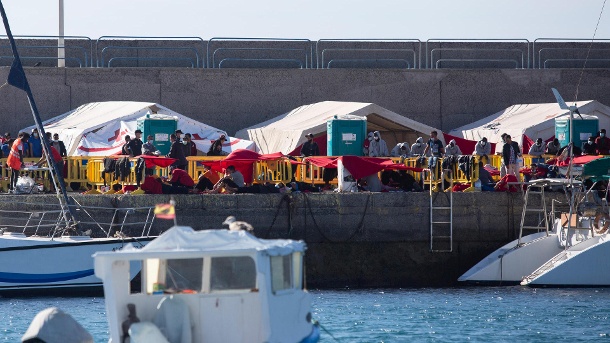 Migranten im Hafen von Arguineguín auf Gran Canaria: "Wir gehen, ohne zu wissen, welche Möglichkeiten oder Schwierigkeiten wir finden werden." (Quelle: dpa / Manuel Navarro)