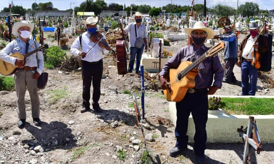 Musiker der Gruppe Los Tigres de la Guasteca singen dem Verstorbenen im Pantheon von San Isidro in der Gemeinde Ecatepec in Mexiko.