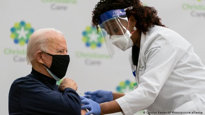 Der gewählte US-Präsident Joe Biden erhält einen Coronavirus-Impfstoff