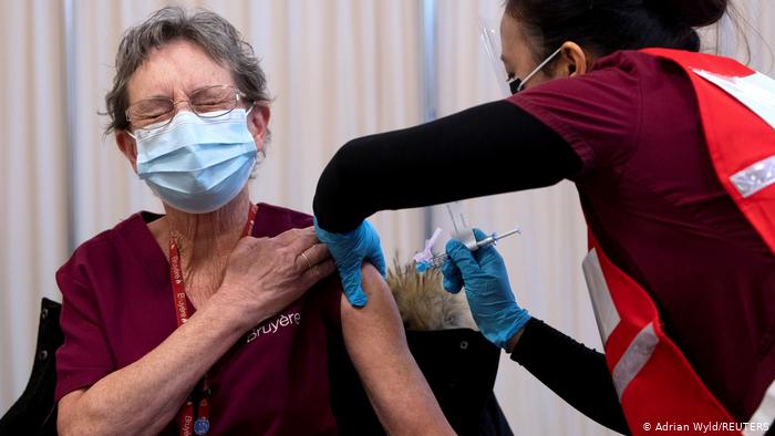 Das Gesundheitspersonal erhält in Kanada einen Impfstoff