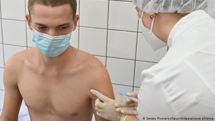 Medizinischer Mitarbeiter injiziert Sputnik V-Impfstoff in Patienten im Militärkrankenhaus in Russland