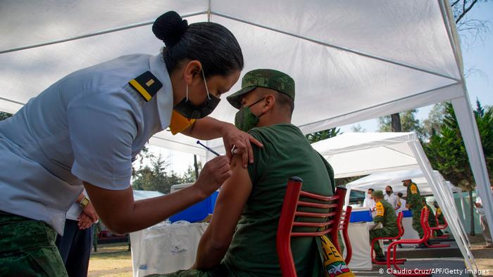Medizinisches Personal injiziert Impfstoff an Militärpersonal in Mexiko