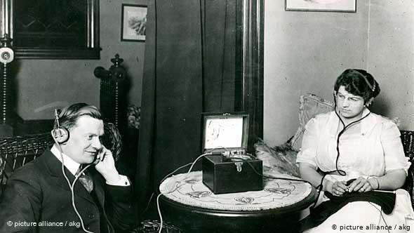 Radiohörer verwendeten in den 1920er Jahren spezielle Kopfhörer und Empfänger, um Sendungen zu hören.