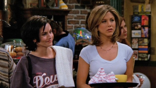 Courteney Cox und Jennifer Aniston als Monica Geller und Rachel Green bei Friends