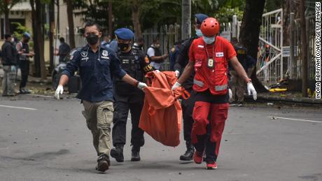 Die indonesische Polizei trägt die Überreste eines mutmaßlichen Selbstmordattentäters nach einer Explosion vor einer Kirche in Makassar am 28. März.
