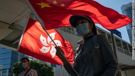 Pro-Peking-Anhänger versammeln sich am 12. November 2020 vor dem Legislativrat von Hongkong.