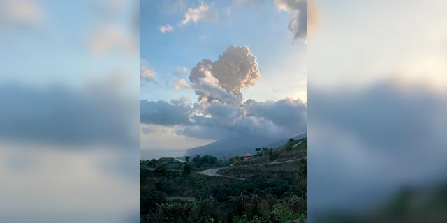 Am Freitag, den 16. April 2021, steigen Aschefahnen vom Vulkan La Soufrière auf der östlichen Karibikinsel Saint-Vincent auf (Vincie Richie / Zentrum für seismische Forschung der Universität Westindien über AP).