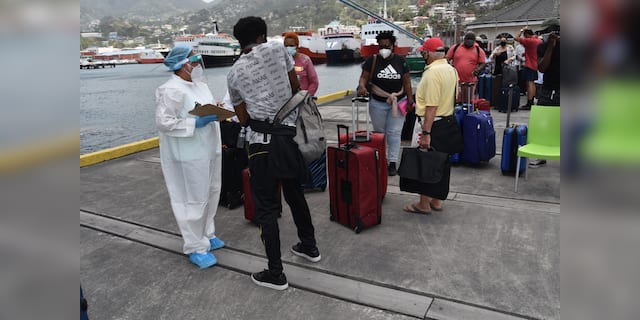 Britische, kanadische und amerikanische Staatsangehörige warten darauf, an Bord des Kreuzfahrtschiffes Royal Caribbean Reflection am Freitag, den 16. April 2021, in Kingstown auf der Insel St. Vincent in der östlichen Karibik kostenlos evakuiert zu werden (AP Photo / Orvil) Samuel)