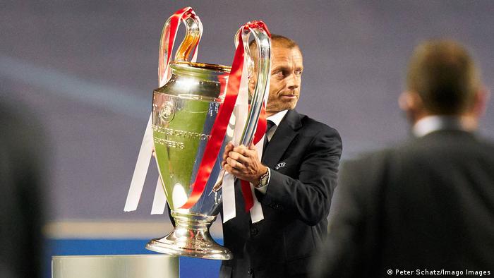 UEFA-Präsident Aleksander Ceferin hält die Champions-League-Trophäe