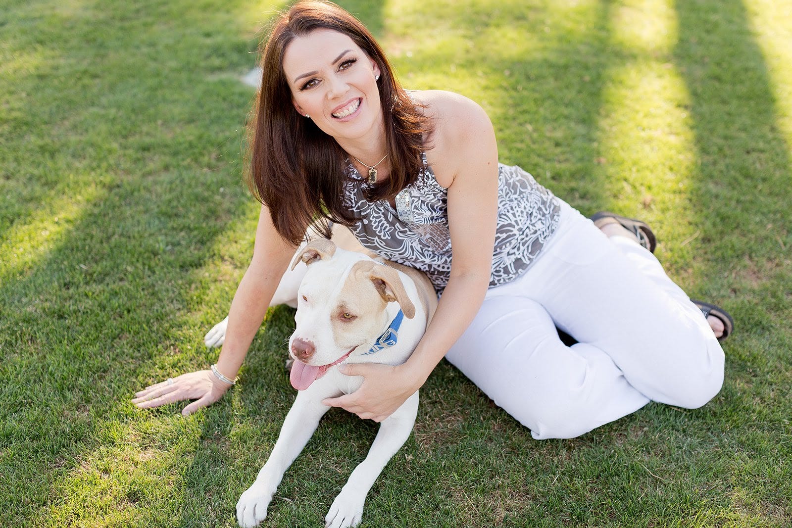 Stella die Pitbull hat ihr eigenes Buch, "Incredibull Stella: Wie die Liebe eines Pitbulls eine Familie rettete." Die Familie von Marika Meeks hat Stellas Instagram-Account übernommen, seit Meeks im Jahr 2020 verstorben ist. Sie trainiert und bereitet die Hunde auf die Adoption vor.