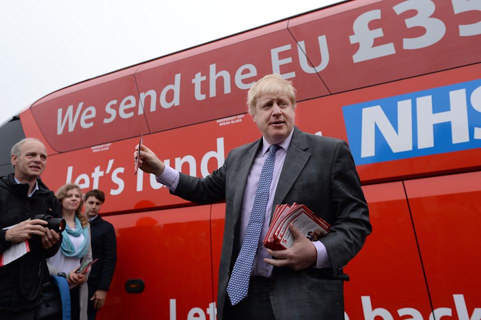 Der frühere Londoner Bürgermeister Boris Johnson stieg vor seiner Jungfernfahrt in Truro, Cornwall, in den Wahlkampfbus Vote Leave ein, der in den kommenden Wochen das ganze Land durchqueren wird, um die Brexit-Botschaft vor dem 23. Juni in ganz Großbritannien zu verbreiten.  Referendum.