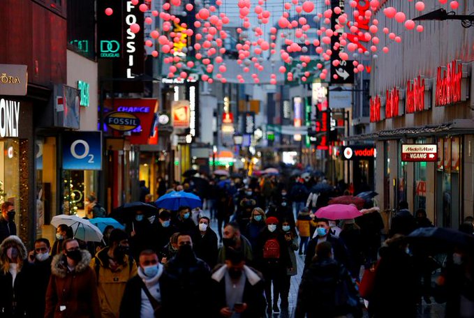 Einkäufer im Einkaufsviertel Hohe Straße einen Tag bevor Deutschland aufgrund des Coronavirus-Ausbruchs am 15. Dezember 2020 in Köln wieder vollständig gesperrt ist. 