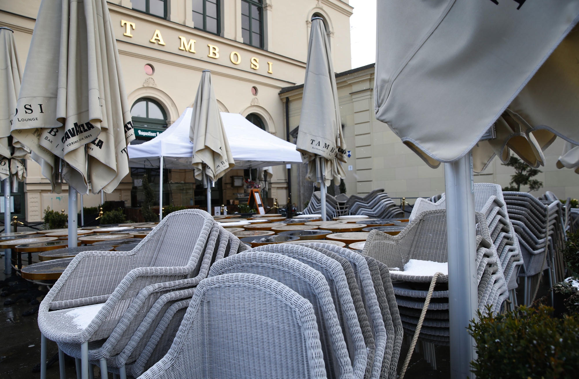 Möbel gestapelt in einem geschlossenen Restaurant in München am 7. April. 