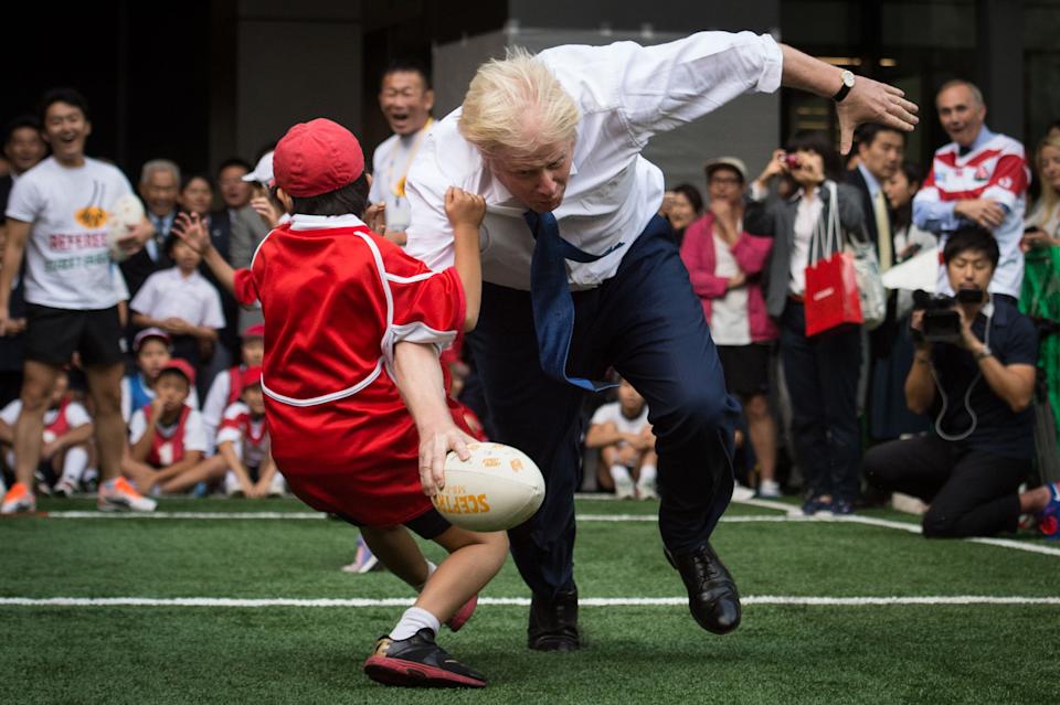 Der Londoner Bürgermeister Boris Johnson nimmt mit Schülern und Erwachsenen aus Nihonbashi, Yaesu & amp;  Ampere;  Kyobashi Community Associations anlässlich der Rugby-Weltmeisterschaft 2019 in Japan, an der Herr Johnson der letzte Tag seines viertägigen Geschäftsbesuchs in Japan ist.