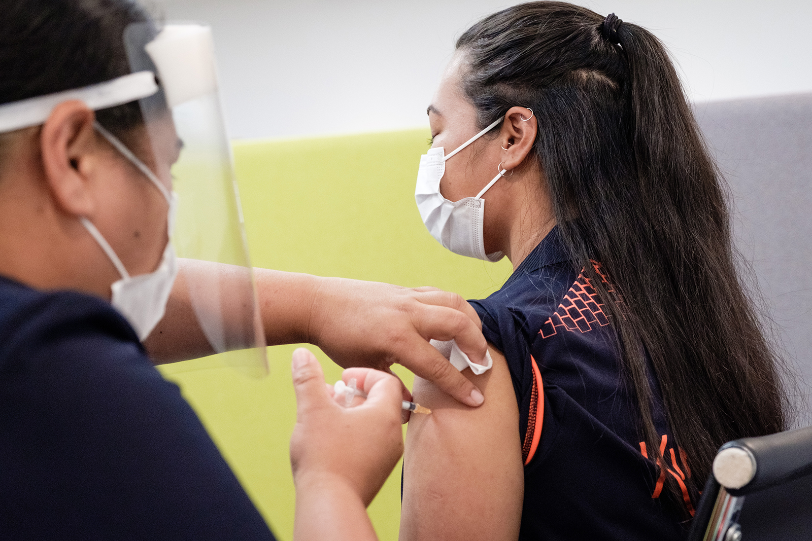   Ein Grenzarbeiter erhält am 20. Februar in Auckland, Neuseeland, eine Dosis des Covid-19-Impfstoffs.