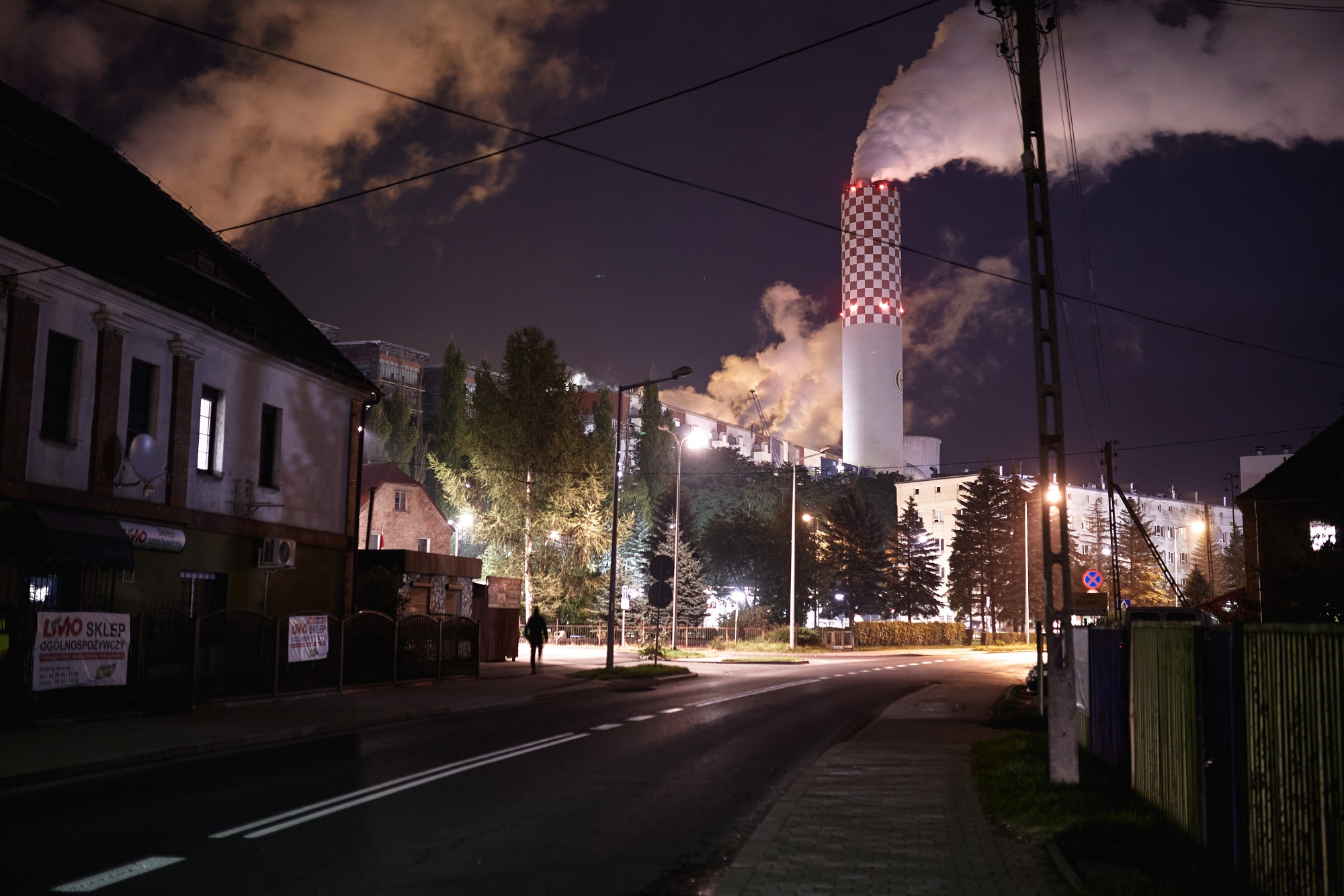 Das von der PGE SA betriebene Kohlekraftwerk Turow bei Nacht in Bogatynia, Polen.