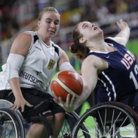 Die deutsche Rollstuhlbasketballerin Mareike Miller (links) glaubt, dass die Organisatoren durch die einjährige Verschiebung der Spiele in Tokio wirksame Maßnahmen gegen das neuartige Coronavirus ergriffen haben.  |  REUTERS