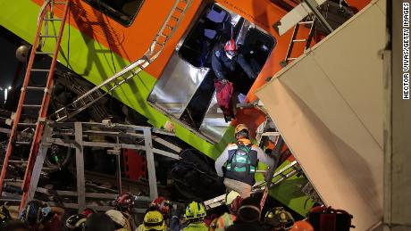 Rettungskräfte suchen nach Überlebenden eines Unfalls, nachdem eine erhöhte U-Bahn am 3. Mai in Mexiko-Stadt zusammengebrochen ist.