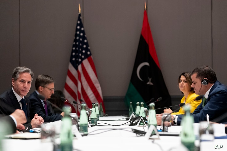 US-Außenminister Antony Blinken, links, spricht bei seinem Treffen mit dem libyschen Premierminister Abdulhamid Dbeibeh, rechts