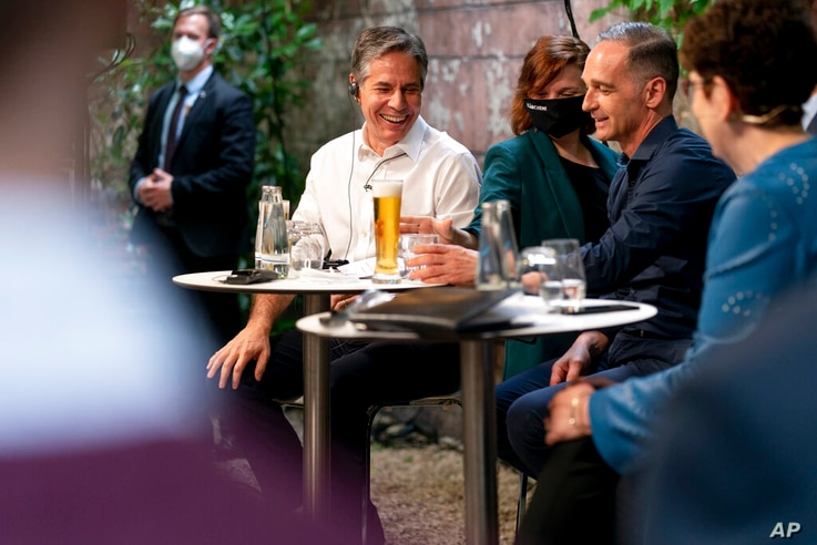 Staatssekretär Antony Blinken (l.) und Bundesaußenminister Heiko Maas (r.) bekommen Bier ausgeschenkt, während sie…