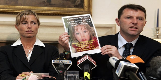 Kate McCann, links, beobachtet, wie ihr Ehemann Gerry bei einer Pressekonferenz in Rom am 30. Mai 2007 ein Foto ihrer vermissten Tochter Madeleine hochhält.
