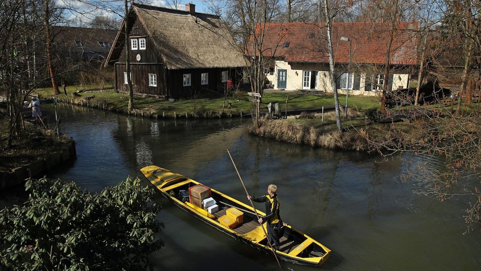 Post wird seit 124 Jahren mit einem gondelartigen Boot im Spreewald zugestellt (Bildnachweis: Sean Gallup / Getty Images)