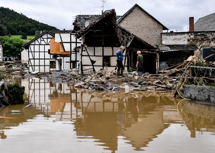 Anwohner inspizieren am Donnerstag ein eingestürztes Haus nach dem Hochwasser der Ahr in Schuld, Deutschland.