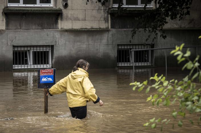 Eine Frau trotzt am Donnerstag im belgischen Lüttich Hochwasser.