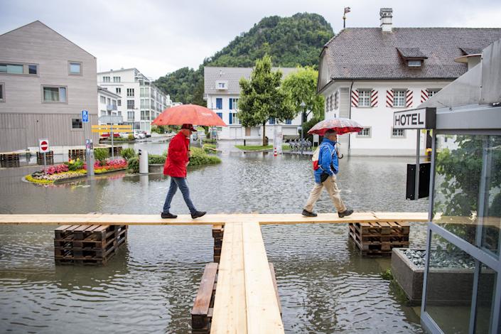 Der überflutete Dorfplatz von Stansstad im Kanton Nidwalden am Vierwaldstättersee & # xe4; ttersee in Stansstad, Schweiz, nahe dem Vierwaldstättersee am Donnerstag