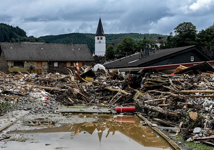 Hochwasserschaden vor einer Kirche am Donnerstag in Schuld, Deutschland.