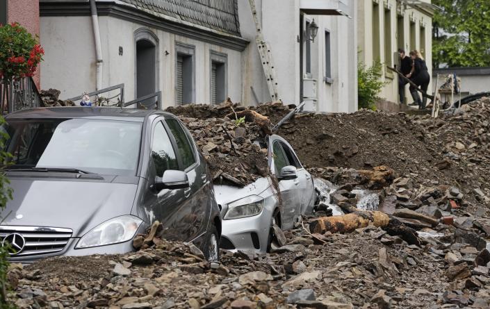 Autos in Hagen, Deutschland, sind am Donnerstag mit Trümmern von Überschwemmungen in der Volme bedeckt.