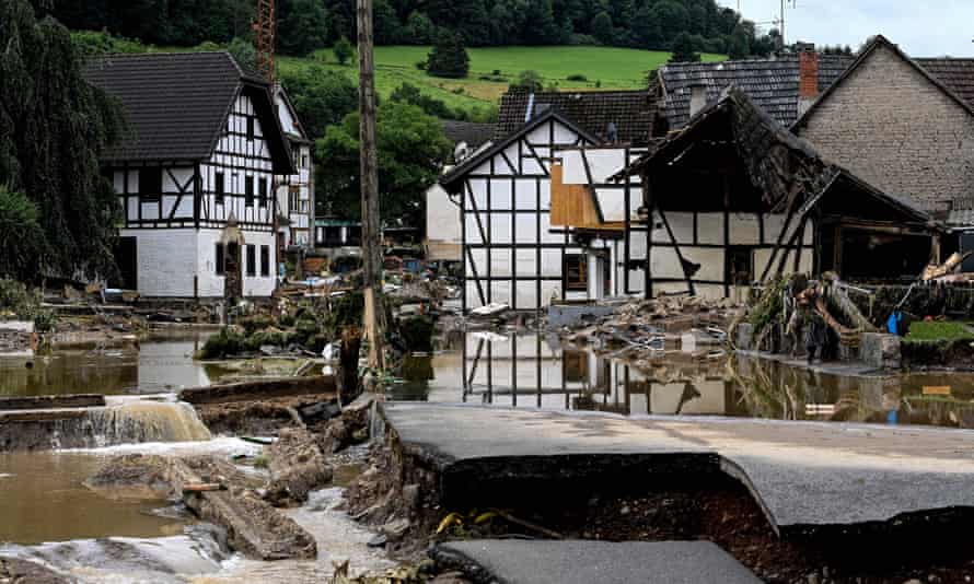 Wie so viele Dörfer und Städte in Westdeutschland sah Schuld Häuser und Straßen, die von den Fluten zerstört wurden.