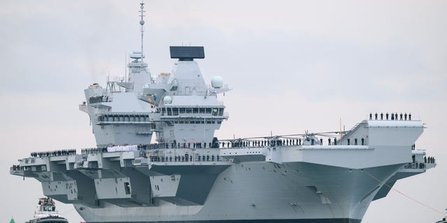 Der Supercarrier HMS Queen Elizabeth läuft am 16. August 2017 in Portsmouth, England, ein.  Die HMS Queen Elizabeth ist das Leitschiff der neuen Queen Elizabeth Supercarrier-Klasse.  Mit einem Gewicht von 65.000 Tonnen ist es das größte Kriegsschiff der britischen Royal Navy.  (Foto von Leon Neal / Getty Images)