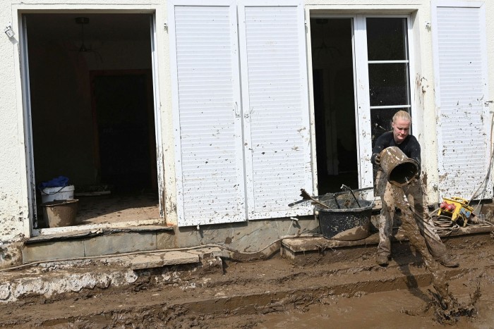 Ein Bewohner reinigt ein Gebäude in Insul bei Bad Neuenahr-Ahrweiler in Rheinland-Pfalz 