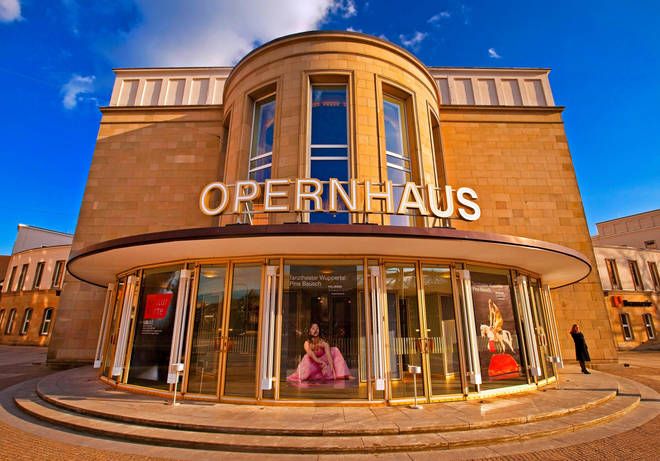 Das Opernhaus in Wuppertal, Westdeutschland, bis zu eineinhalb Meter Wasser gefüllt