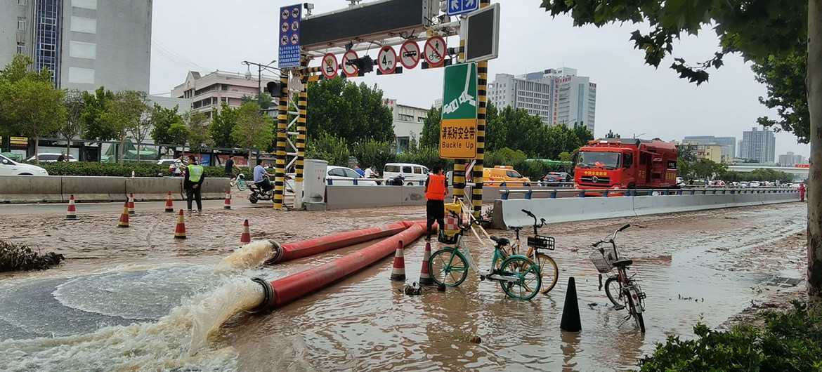 Arbeiter an vorderster Front entwässern überflutete Straßentunnel in Zhengzhou, der Hauptstadt der zentralchinesischen Provinz Henan.
