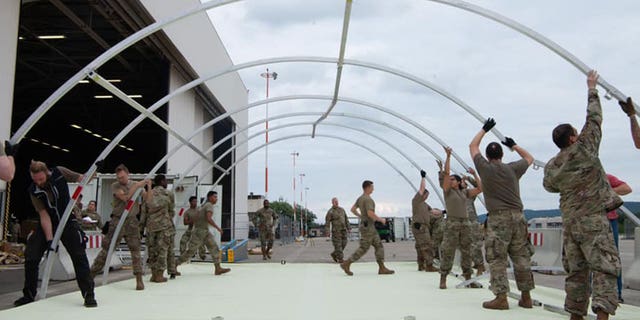 US-Militärangehörige und Freiwillige bereiten sich auf die Ankunft von Evakuierten auf dem Luftwaffenstützpunkt Ramstein in Deutschland vor.  (Foto vom Flugplatz Ramstein)