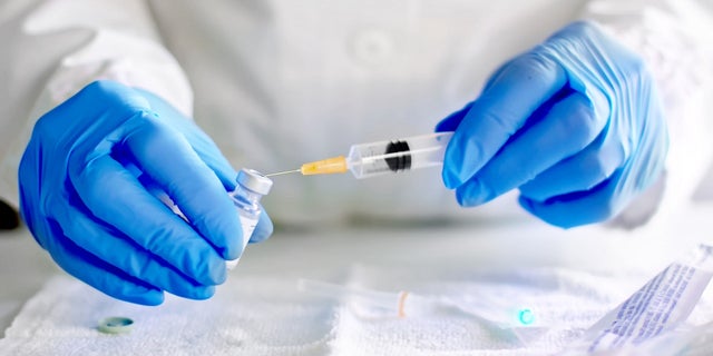 Eine Krankenschwester in Friesland hat Berichten zufolge 8.600 Coronavirus-Impfstoffe durch Kochsalzlösung ersetzt, die harmlos ist, den Patienten jedoch den falschen Glauben vermittelt hat, dass sie vor dem Virus geschützt sind.