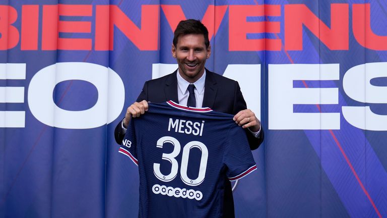 Lionel Messi hielt nach der Pressekonferenz sein PSG-Trikot fest