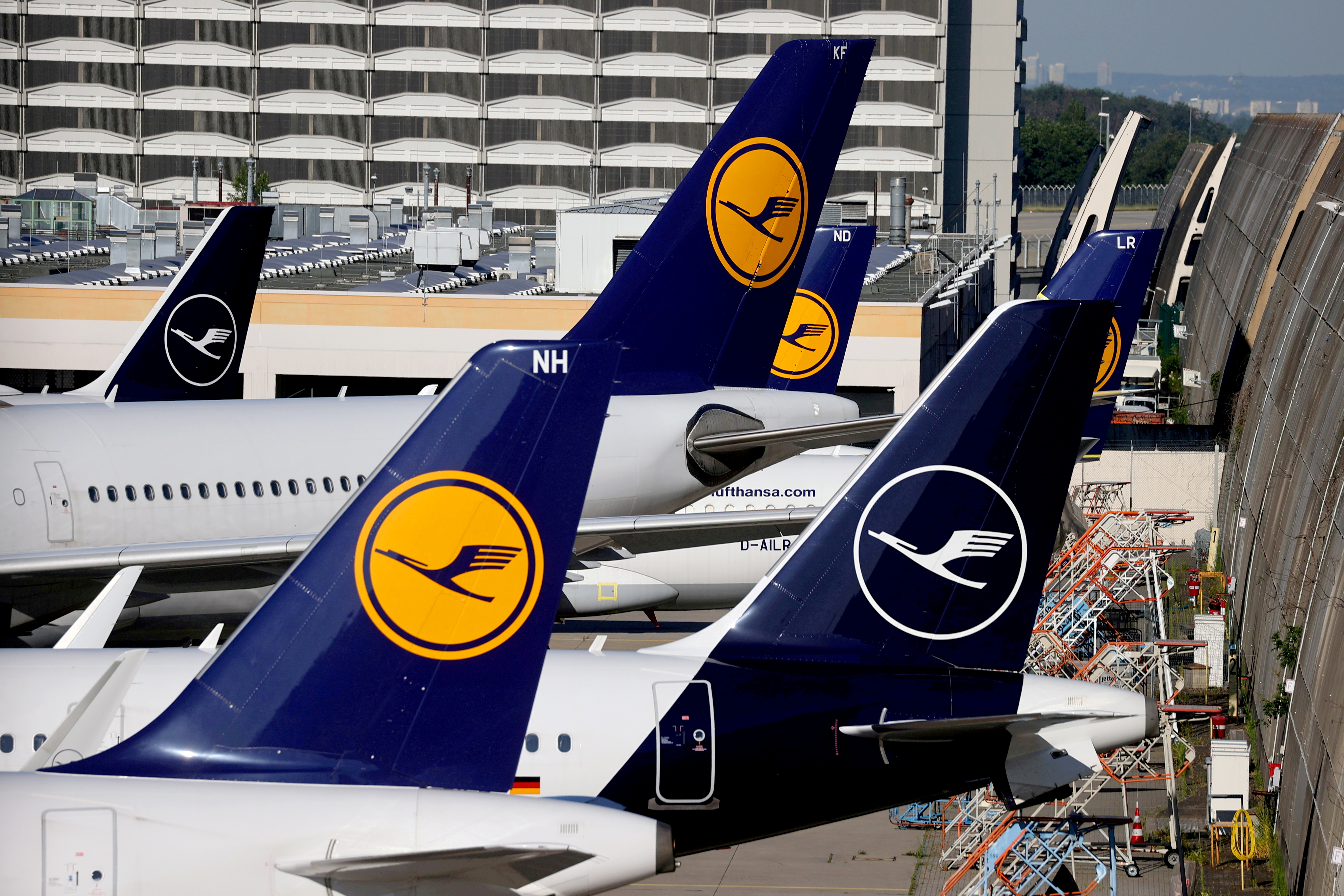 Lufthansa-Flugzeuge sind am 25. Juni 2020 auf dem Rollfeld des Flughafens in Frankfurt geparkt. 