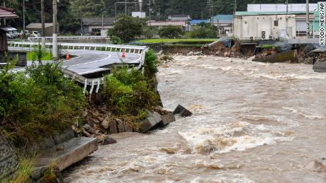 Eine Straße, die am 13. August in Hiroshima, Japan, durch die Überschwemmung des Suzuhari-Flusses bei heftigen Regenfällen beschädigt wurde.