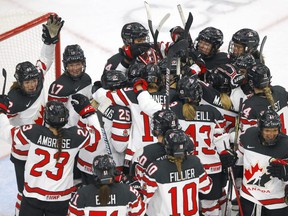 Die kanadischen Spielerinnen feiern nach einem 5:1-Sieg über die USA bei der IIHF-Frauen-Weltmeisterschaft in der Winsport Arena in Calgary am 26. August 2021.