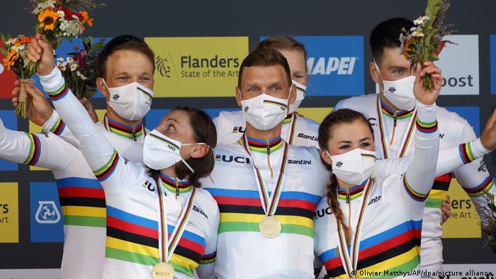 Deutschlands gemischte Radstaffel feiert Goldmedaille